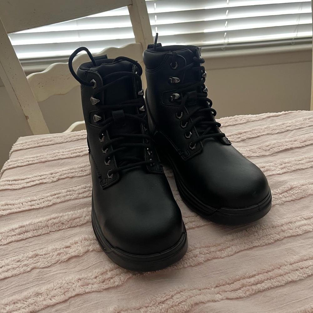 Shoes For Crews womens’ slip resistant shoes (UNUSED, LIKE NEW)